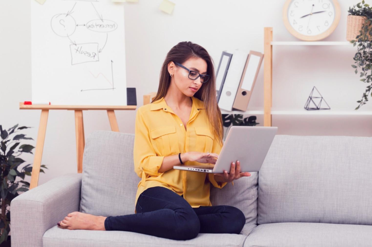 Étudiant utilisant la plateforme d'apprentissage sur tablette