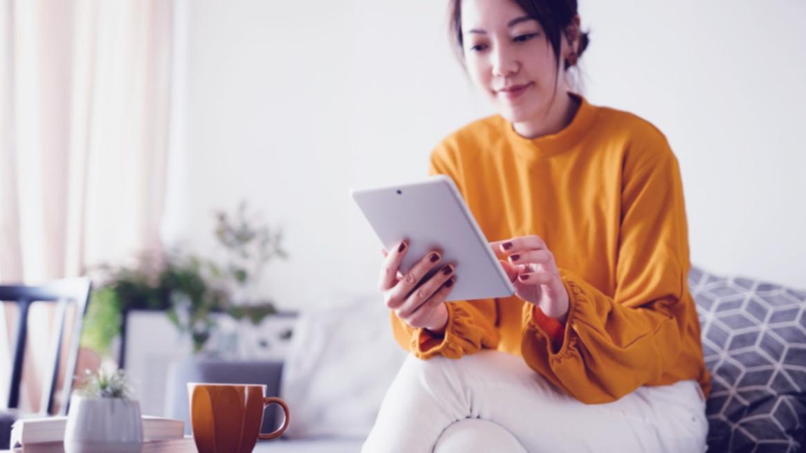 Espace de travail collaboratif avec ordinateurs et documentation